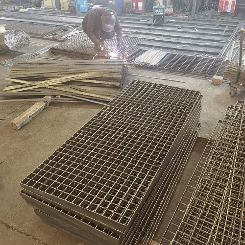 平臺(tái)鋼格板：保障大型工程承載需求的堅(jiān)實(shí)之選