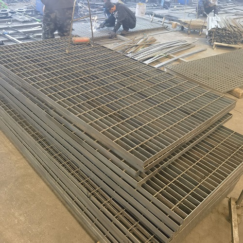 高空作業平臺專用鋼格板：安全承重設計全解析！