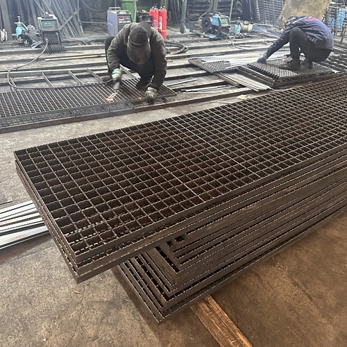 不銹鋼鋼格板vs熱鍍鋅鋼格板，該怎么選